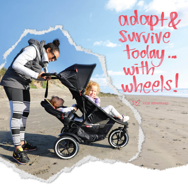 maman sportive à la plage avec deux enfants assis dans le buggy sport™ inline® | philandteds.com